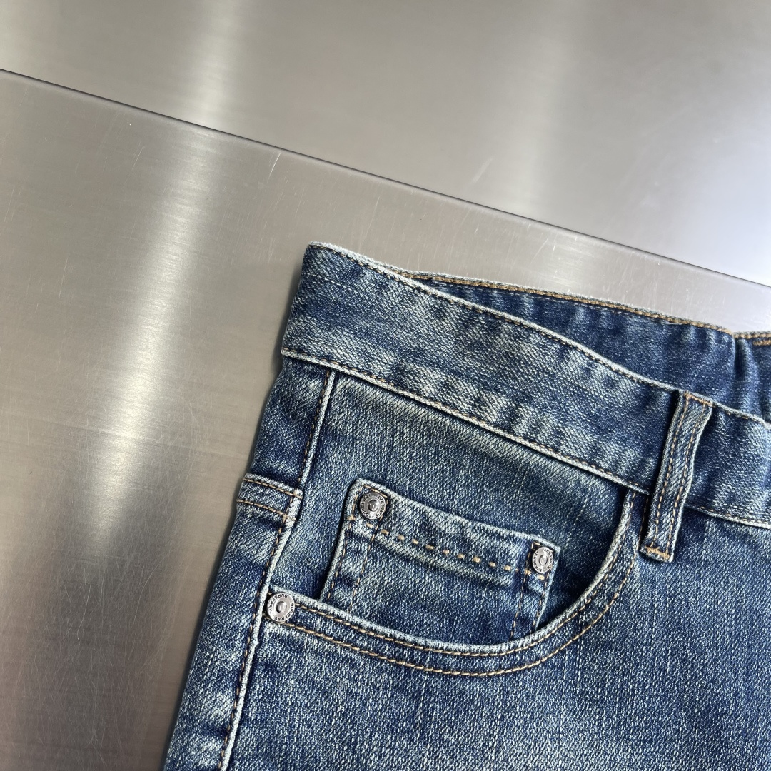 -BBR 2025秋冬男士水洗小直筒牛仔裤！品相超赞，时尚圈万能的百搭裤王，皮革腰牌logo设计！非常纯