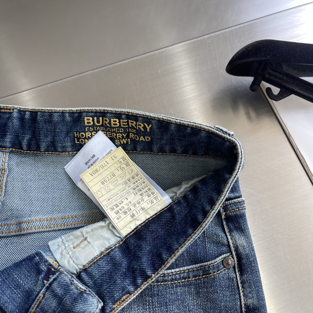 -BBR 2025秋冬男士水洗小直筒牛仔裤！品相超赞，时尚圈万能的百搭裤王，皮革腰牌logo设计！非常纯