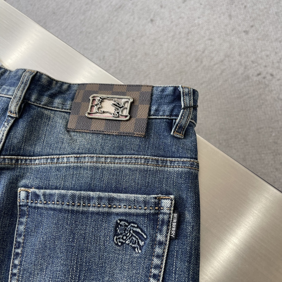 -BBR 2025秋冬男士水洗小直筒牛仔裤！品相超赞，时尚圈万能的百搭裤王，皮革腰牌logo设计！非常纯