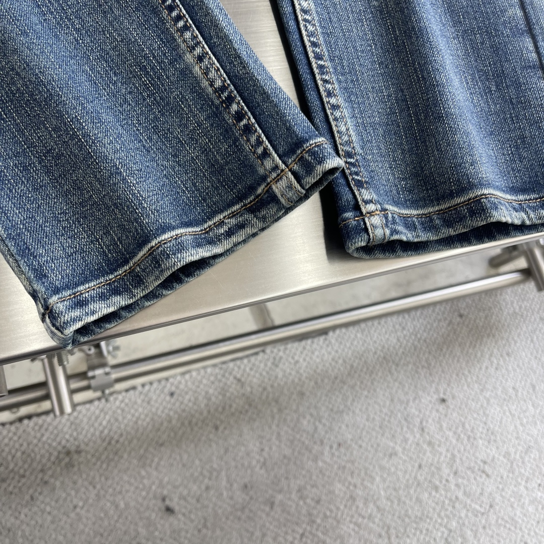 -BBR 2025秋冬男士水洗小直筒牛仔裤！品相超赞，时尚圈万能的百搭裤王，皮革腰牌logo设计！非常纯