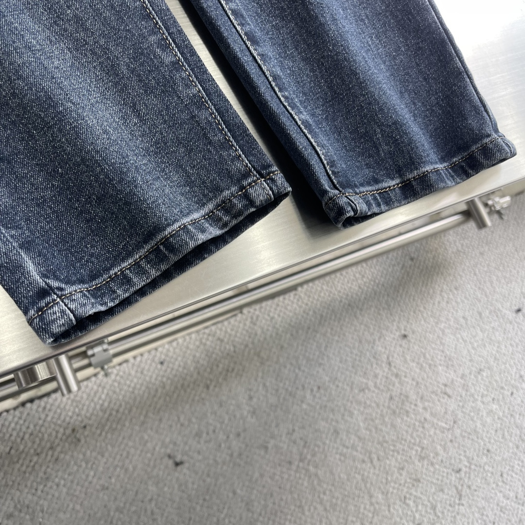 -PRAD 2025秋冬男士水洗小直筒牛仔裤！品相超赞，时尚圈万能的百搭裤王，皮革腰牌logo设计！非常