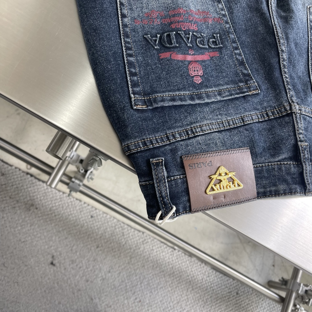 -PRAD 2025秋冬男士水洗小直筒牛仔裤！品相超赞，时尚圈万能的百搭裤王，皮革腰牌logo设计！非常