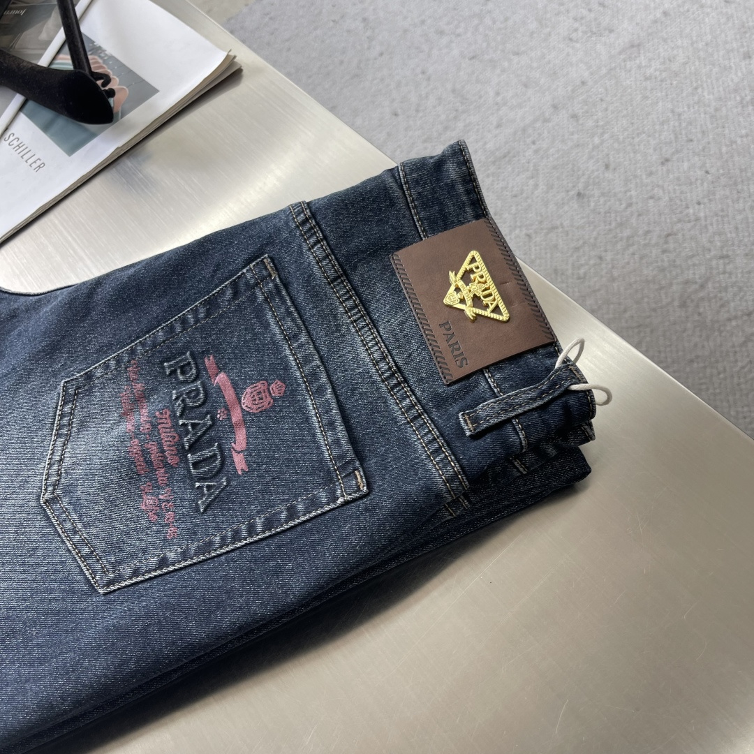 -PRAD 2025秋冬男士水洗小直筒牛仔裤！品相超赞，时尚圈万能的百搭裤王，皮革腰牌logo设计！非常