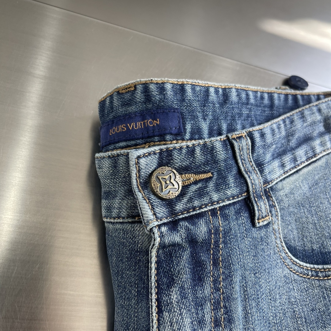 -驴牌 2025秋冬男士水洗小直筒牛仔裤！品相超赞，时尚圈万能的百搭裤王，皮革腰牌logo设计！非常纯粹