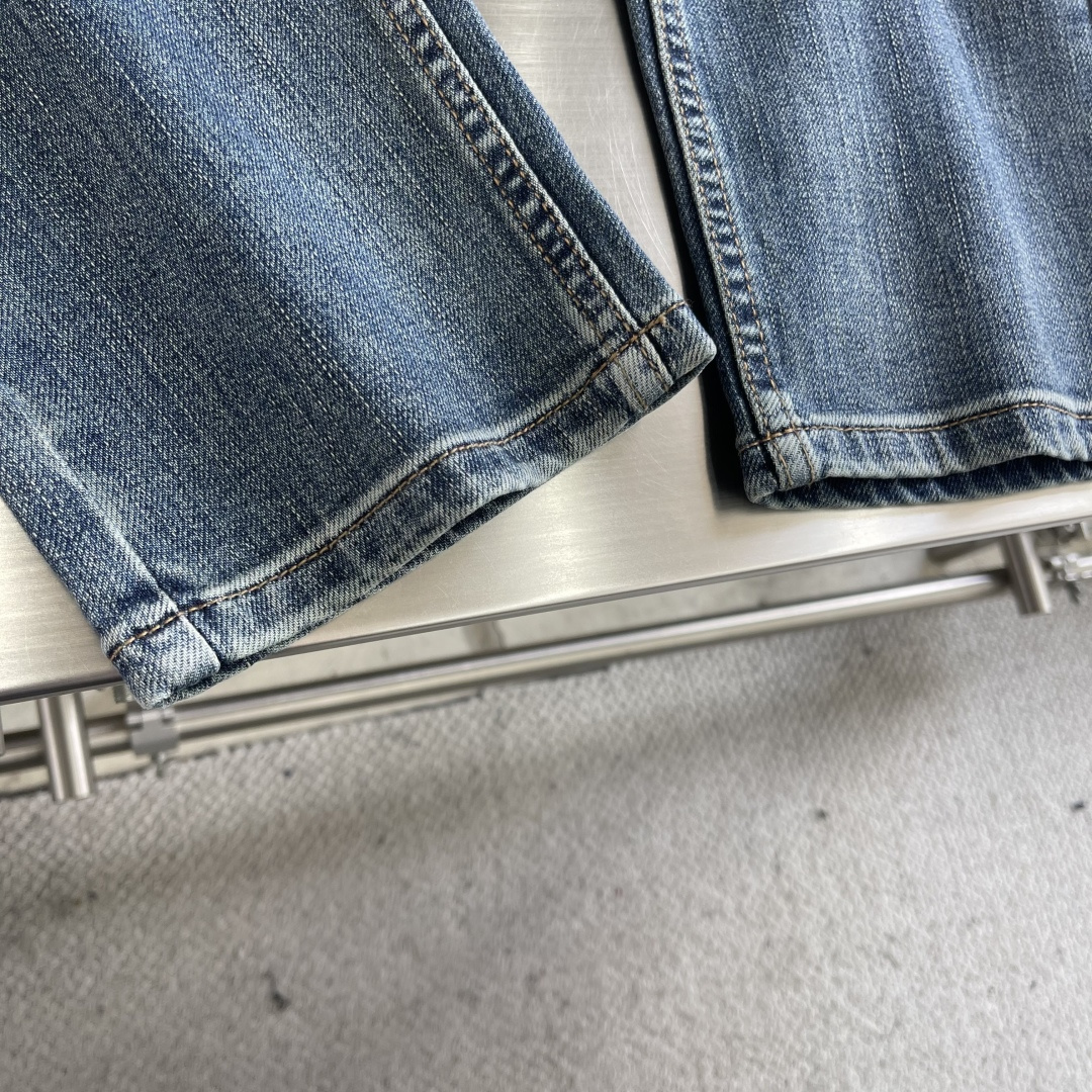 -驴牌 2025秋冬男士水洗小直筒牛仔裤！品相超赞，时尚圈万能的百搭裤王，皮革腰牌logo设计！非常纯粹