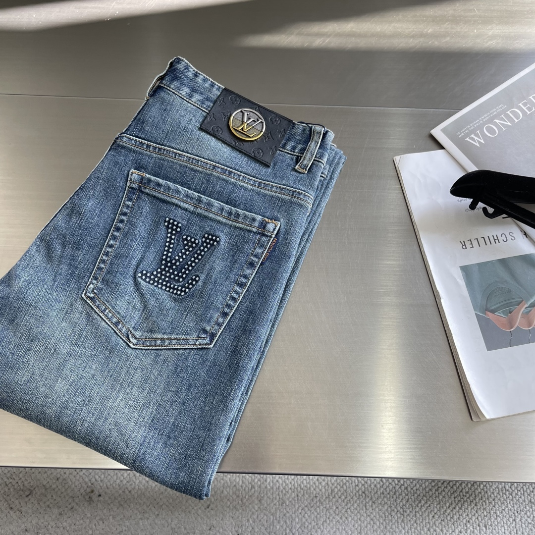 -驴牌 2025秋冬男士水洗小直筒牛仔裤！品相超赞，时尚圈万能的百搭裤王，皮革腰牌logo设计！非常纯粹