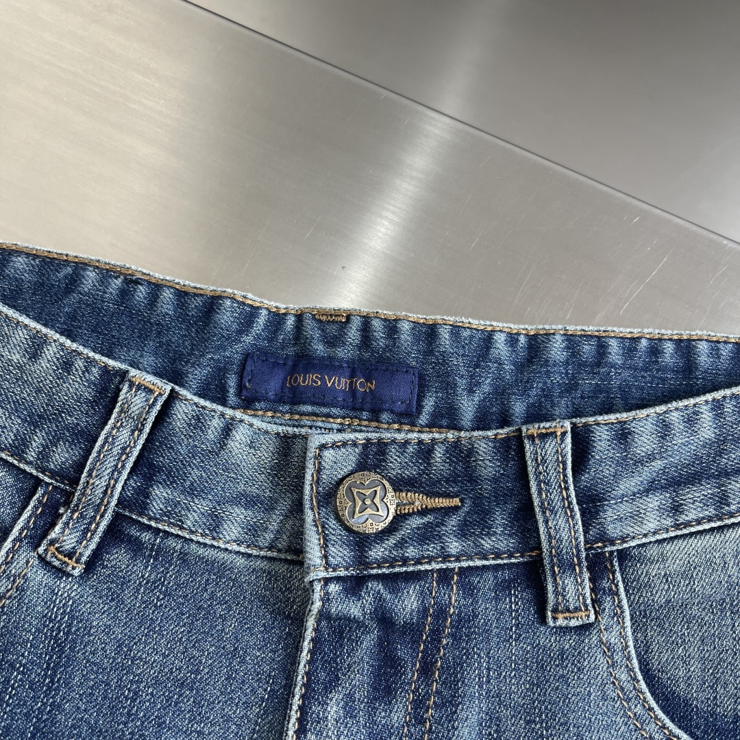 -驴牌 2025秋冬男士水洗小直筒牛仔裤！品相超赞，时尚圈万能的百搭裤王，皮革腰牌logo设计！非常纯粹