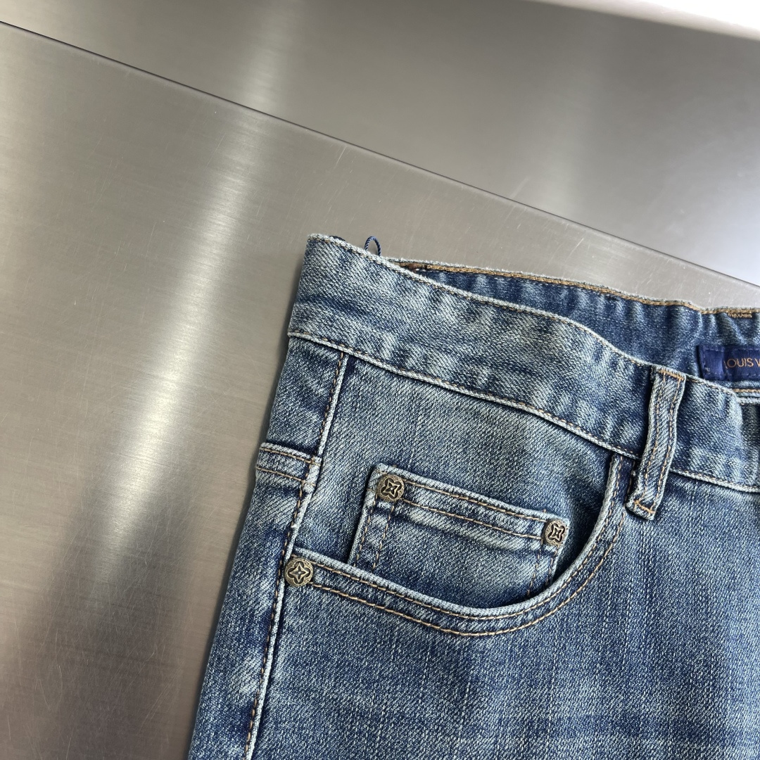 -驴牌 2025秋冬男士水洗小直筒牛仔裤！品相超赞，时尚圈万能的百搭裤王，皮革腰牌logo设计！非常纯粹