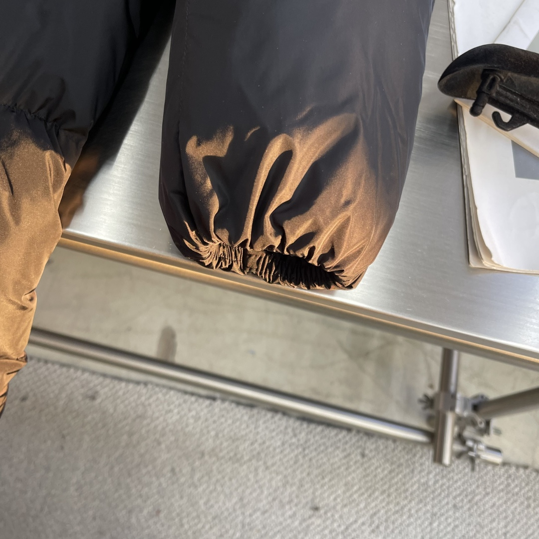 -mon Litte女士连帽长款羽绒外套Litte羽绒夹克具有保护性面料与精美质地。长款设计，采用功能性