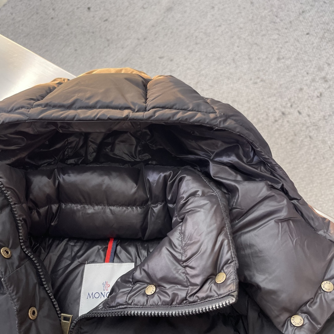 -mon Litte女士连帽长款羽绒外套Litte羽绒夹克具有保护性面料与精美质地。长款设计，采用功能性