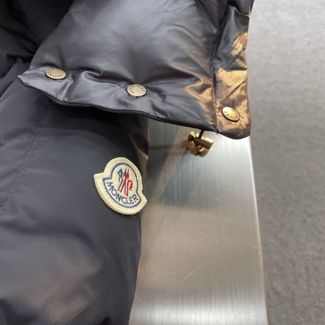 -mon Litte女士连帽长款羽绒外套Litte羽绒夹克具有保护性面料与精美质地。长款设计，采用功能性