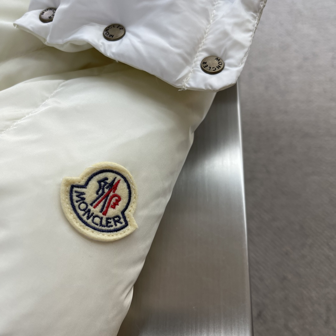 -mon Litte女士连帽长款羽绒外套Litte羽绒夹克具有保护性面料与精美质地。长款设计，采用功能性