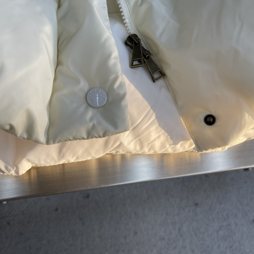 -mon Litte女士连帽长款羽绒外套Litte羽绒夹克具有保护性面料与精美质地。长款设计，采用功能性