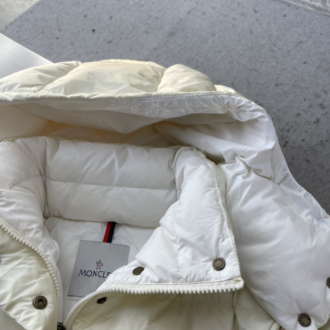 -mon Litte女士连帽长款羽绒外套Litte羽绒夹克具有保护性面料与精美质地。长款设计，采用功能性