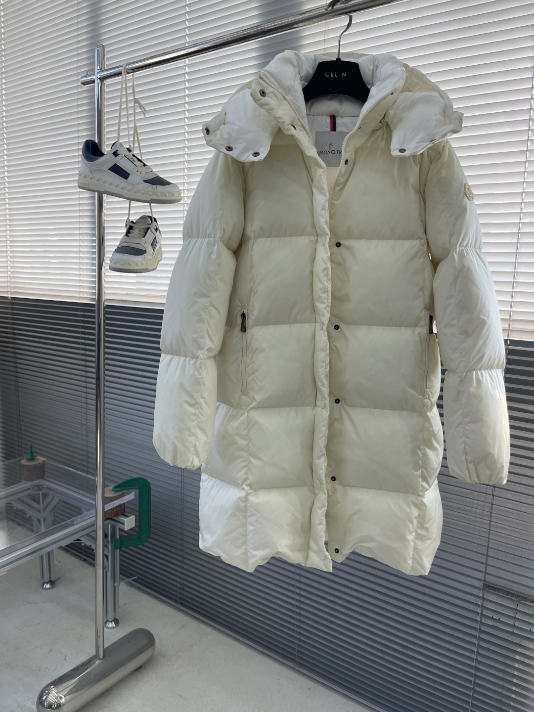 -mon Litte女士连帽长款羽绒外套Litte羽绒夹克具有保护性面料与精美质地。长款设计，采用功能性