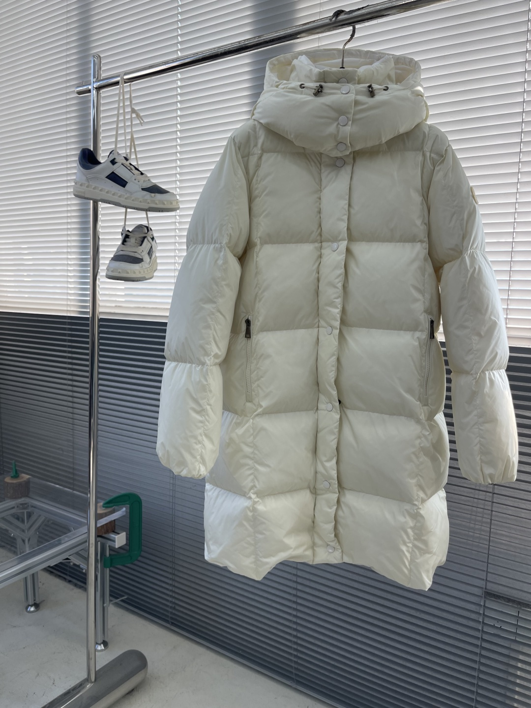 -mon Litte女士连帽长款羽绒外套Litte羽绒夹克具有保护性面料与精美质地。长款设计，采用功能性