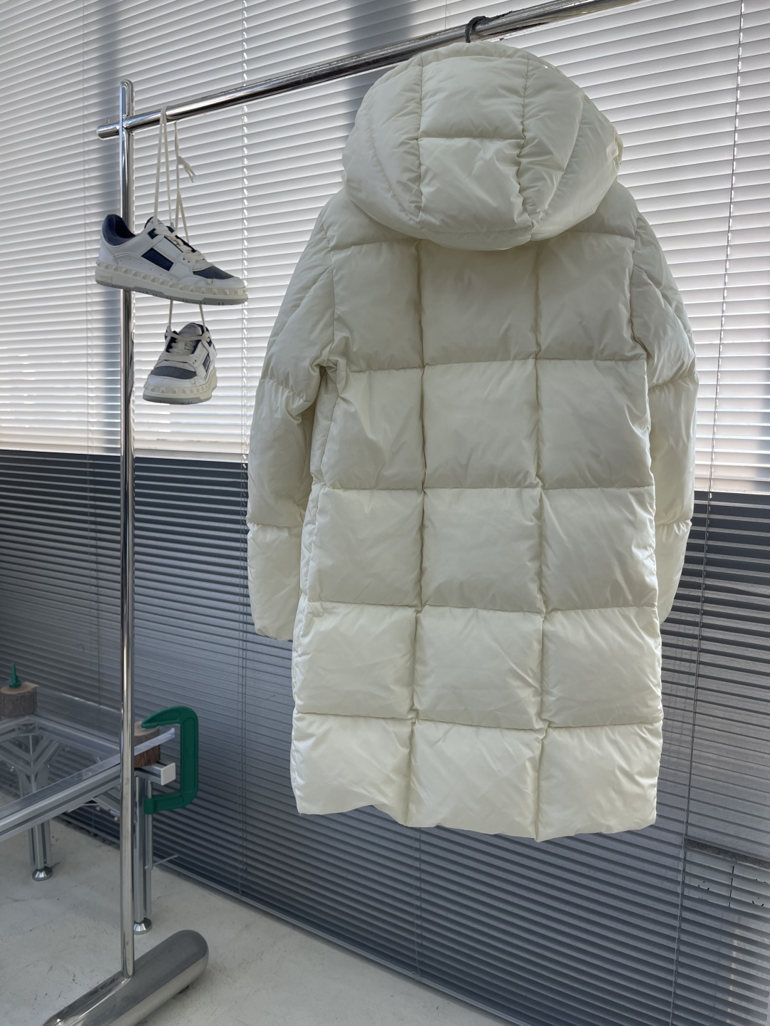 -mon Litte女士连帽长款羽绒外套Litte羽绒夹克具有保护性面料与精美质地。长款设计，采用功能性