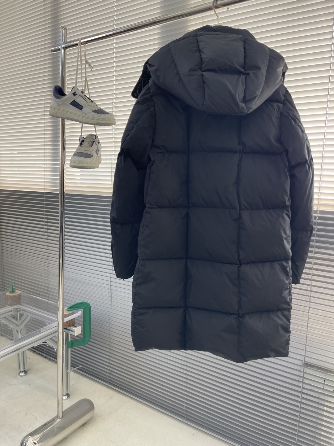 -mon Litte女士连帽长款羽绒外套Litte羽绒夹克具有保护性面料与精美质地。长款设计，采用功能性