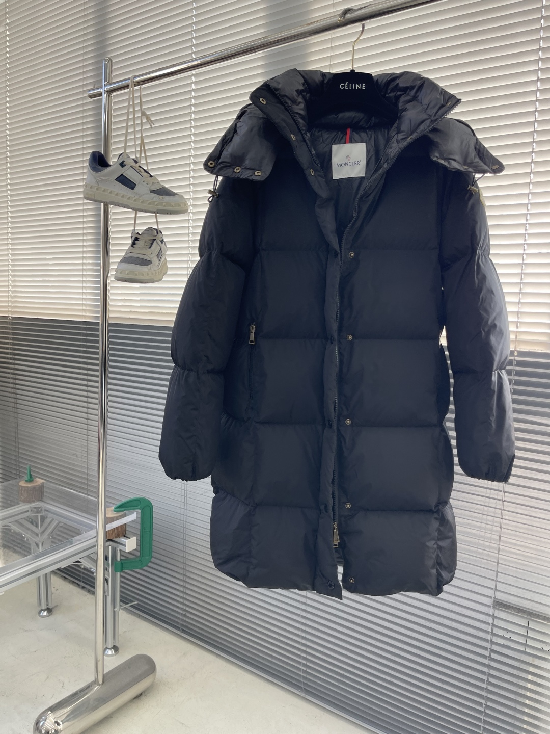 -mon Litte女士连帽长款羽绒外套Litte羽绒夹克具有保护性面料与精美质地。长款设计，采用功能性