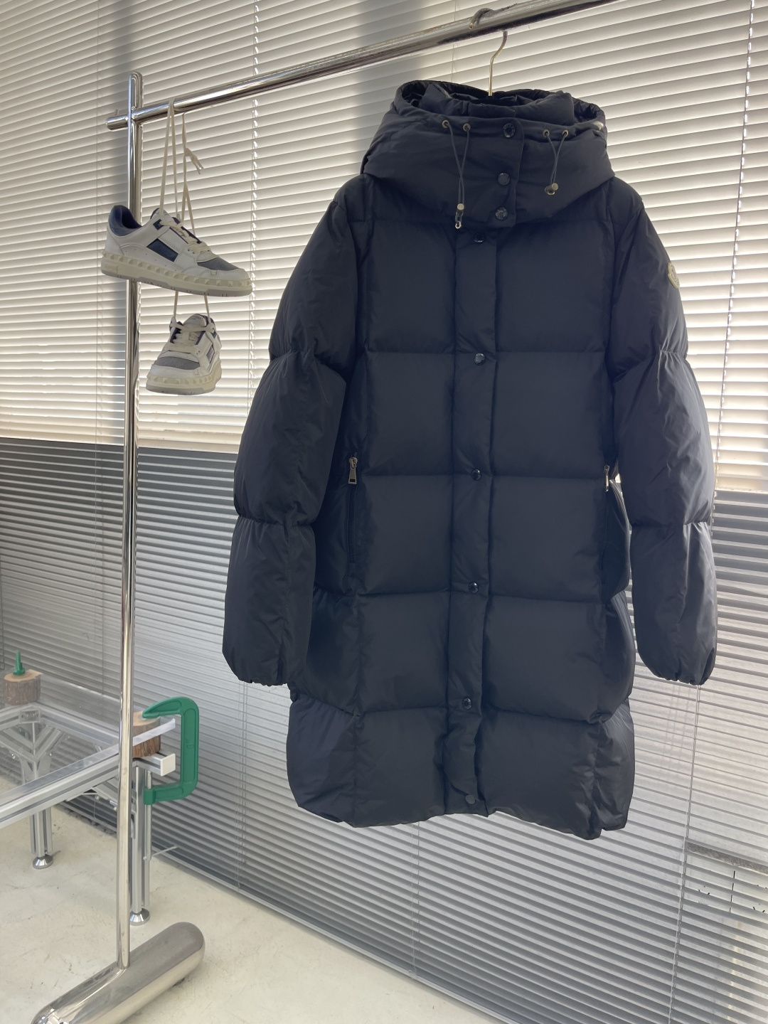 -mon Litte女士连帽长款羽绒外套Litte羽绒夹克具有保护性面料与精美质地。长款设计，采用功能性