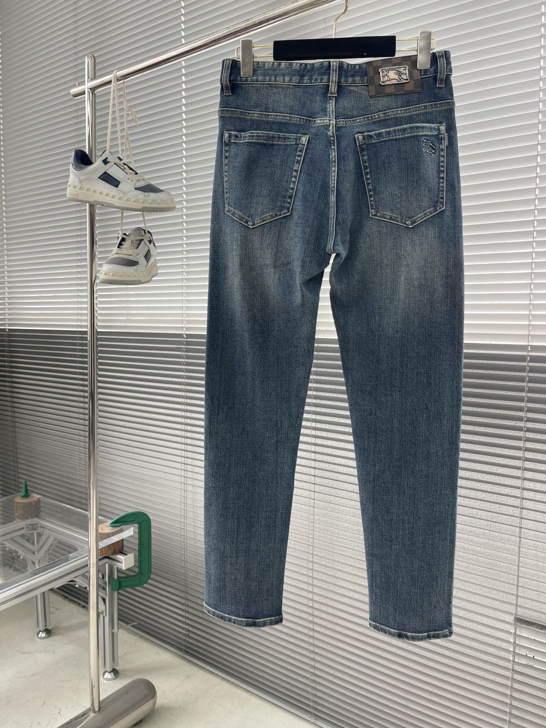 -BBR 2025秋冬男士水洗小直筒牛仔裤！品相超赞，时尚圈万能的百搭裤王，皮革腰牌logo设计！非常纯