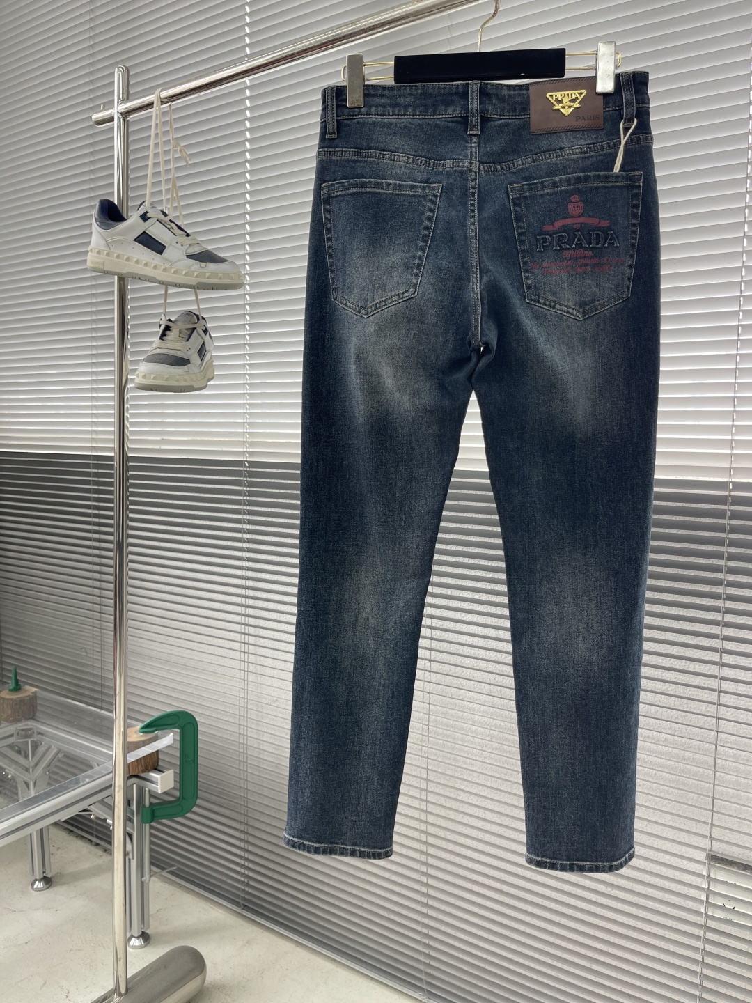 -PRAD 2025秋冬男士水洗小直筒牛仔裤！品相超赞，时尚圈万能的百搭裤王，皮革腰牌logo设计！非常