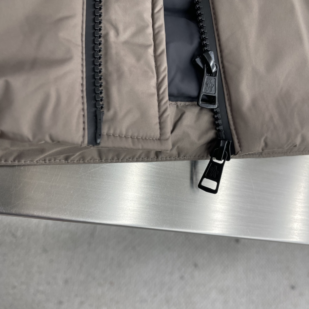 -mon 轻薄新款男士连帽休闲羽绒服！贸易公司订单DABOS男士羽绒的灵感来住经典的Paninari,男