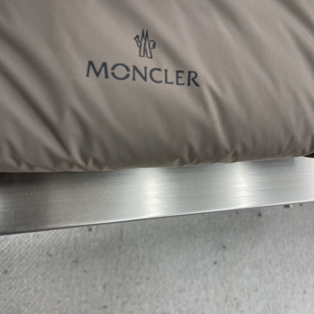 -mon 轻薄新款男士连帽休闲羽绒服！贸易公司订单DABOS男士羽绒的灵感来住经典的Paninari,男