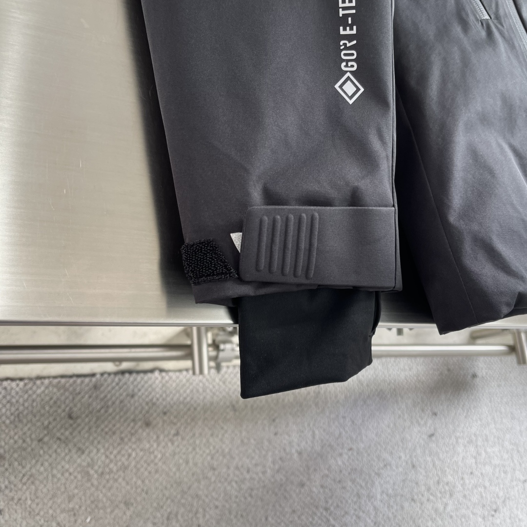 -mon 2025秋冬🆕代工厂出口级别订单货品.品相完美.秋冬Mon*ler Grenble压胶滑雪羽绒