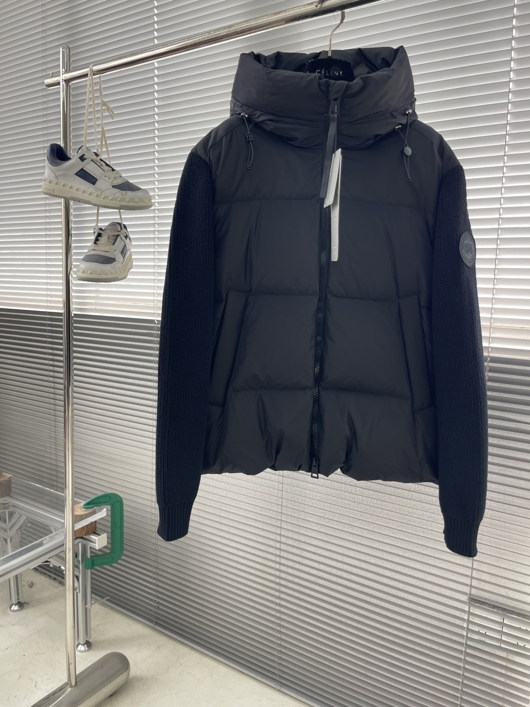 NO:660679,-Canada Goose Sleeveband Hooded Down Jacket is made of high-quality protective nylon fabric, which not only enhances the wear resistance of the surface, but also takes into account the wind resistance, ensuring excellent performance in various harsh weather conditions. 90 national standard high-quality white duck down, selected high-fill velvet, weighing 170g, is light and warm, has excellent temperature locking performance and good resilience. The three-dimensional quilting process is precision stitched and reinforced to prevent velvet drilling and ensure that the fluffy resilience lasts like new.  Use thicker yarns to weave woolen fabrics with obvious thickness and weight. The texture is clearly visible, with a rough, retro texture, and a good skeleton feel. It is relatively stiff and can maintain the silhouette of clothing for a long time. It also provides more still air layers to lock in heat. There is a brand exclusive LOGO on the woolen sleeve arms. It is dark and not obvious in the photo. Size: SMLXL Size Length Bust Shoulder Width S67122 51  M68126 52 L69130 53 XL70134 54,Canada goose-clothing,down jacket,hats, 19860909-Canada Goose袖标连帽羽绒服 选用高质量的防护性尼龙面料,不仅增强了表面的耐磨性,同时兼顾防风性,确保了在各种恶劣天气条件下的出色表现. 90国标优质白鸭绒,精选高蓬松度绒,克重达170g,轻盈保暖,锁温性能出众,回弹性好. 立体绗缝工艺精密车线加固,防止钻绒,确保蓬松回弹性持久如新. 使用较粗的纱线,织出有明显厚度和分量感的毛织面料,纹理清晰可见,有一种粗犷、复古的肌理感,且骨架感好,比较挺括,能长久保持衣物的廓形.同时提供了更多的静止空气层,锁住热量. 在毛织袖臂上有品牌专属LOGO标识 深色,在照片中显示不明显. 码数:SMLXL 尺码衣长胸围肩宽 S67122 51  M68126 52 L69130 53  XL70134 54,加拿大鹅-服装,down jacket,hats, ,Women's clothing