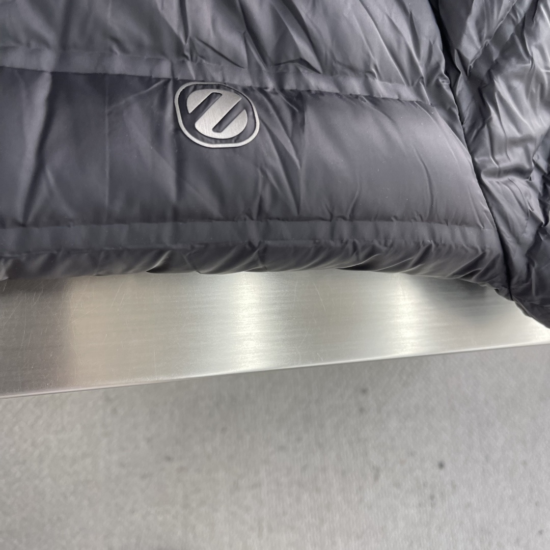 -Z ZEGN 25年冬装新款冲锋衣羽绒服非常期待的一款来袭！高性能面料，轻盈透气又能兼备防风防水！无缝