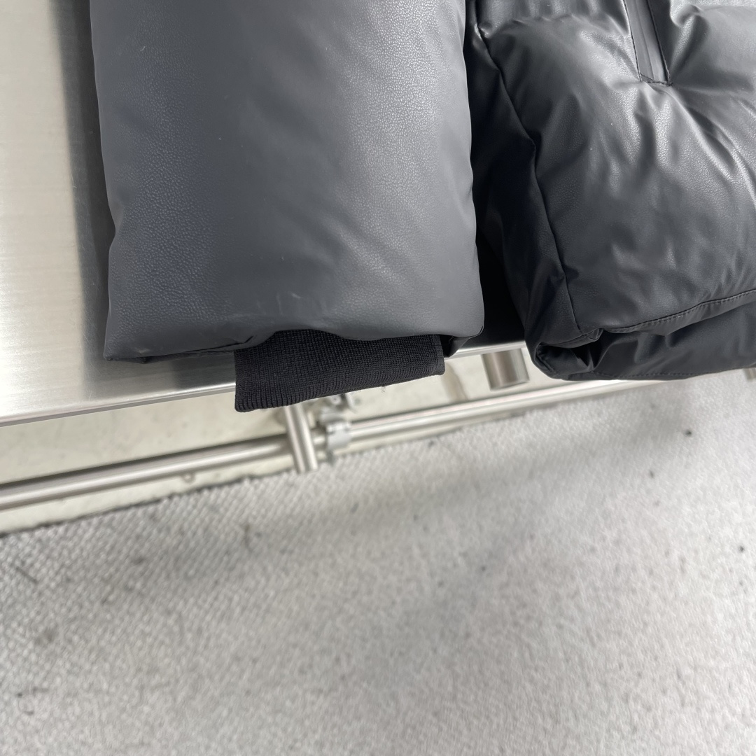 -BBR 2025秋冬新款 连帽压胶面包款羽绒服 男女情侣款 冬日御寒美学 蓝标奢牌细节的仪式感」 一抹