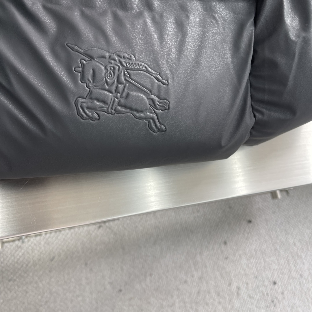 -BBR 2025秋冬新款 连帽压胶面包款羽绒服 男女情侣款 冬日御寒美学 蓝标奢牌细节的仪式感」 一抹