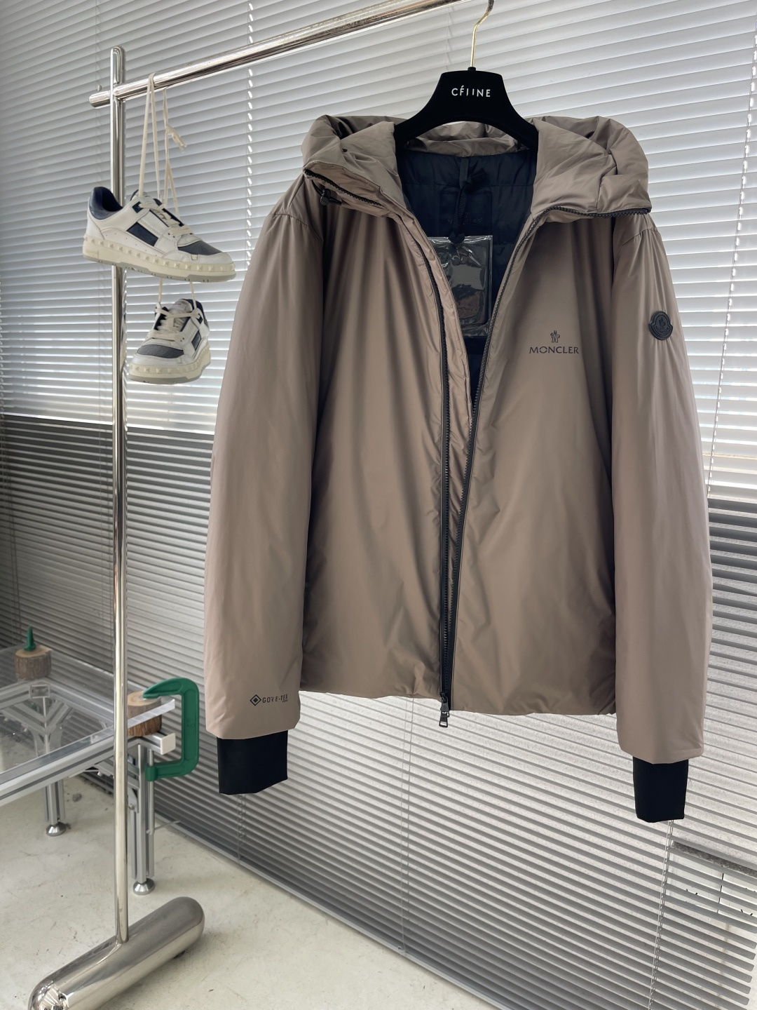 -mon 轻薄新款男士连帽休闲羽绒服！贸易公司订单DABOS男士羽绒的灵感来住经典的Paninari,男