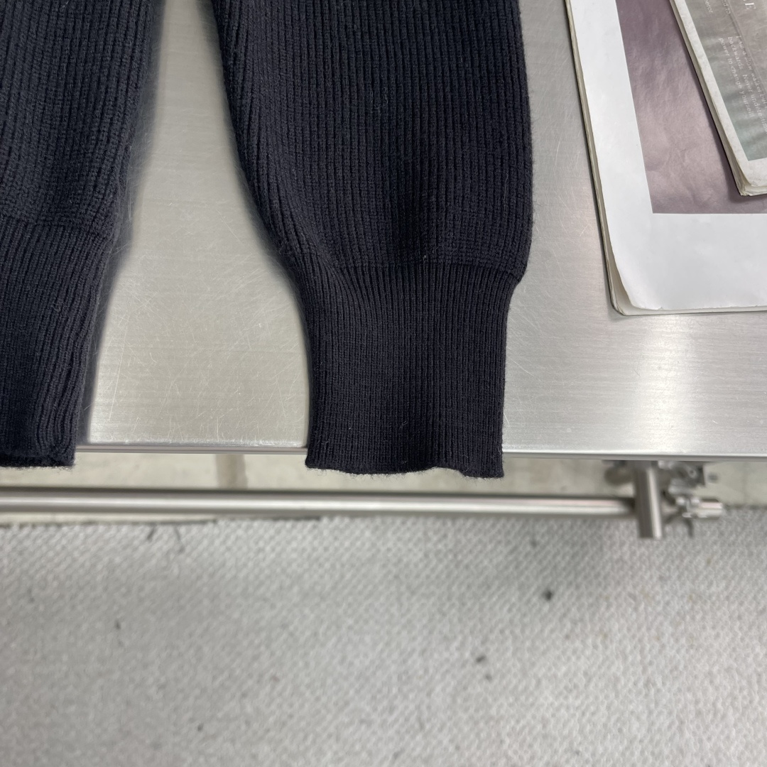 -BBR 2025aw秋冬新款圆领指针衫。采用羊毛混纺针织衫加厚毛衣，精致简洁大方logo点缀设计 没有