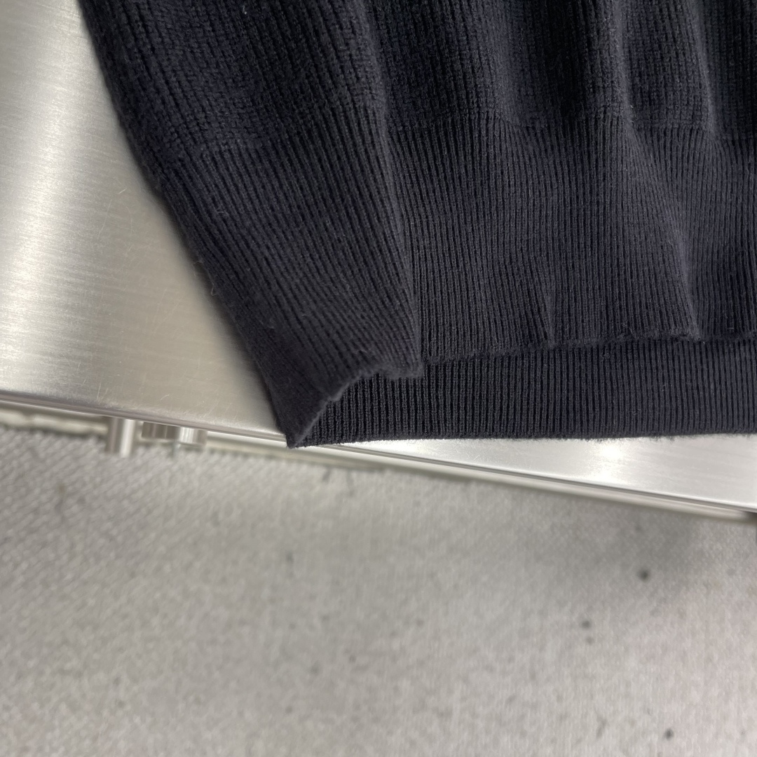 -BBR 2025aw秋冬新款圆领指针衫。采用羊毛混纺针织衫加厚毛衣，精致简洁大方logo点缀设计 没有