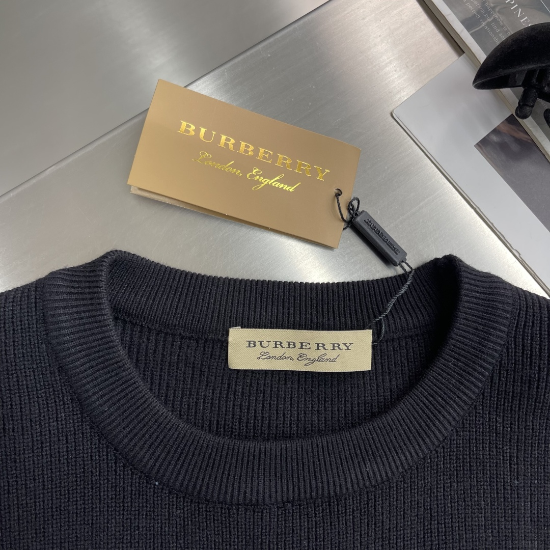 -BBR 2025aw秋冬新款圆领指针衫。采用羊毛混纺针织衫加厚毛衣，精致简洁大方logo点缀设计 没有