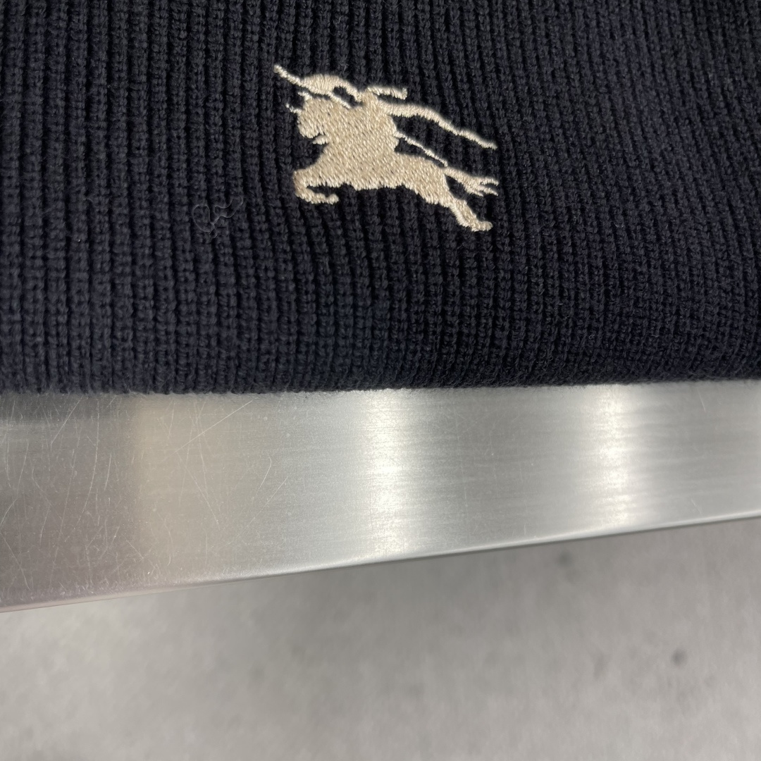 -BBR 2025aw秋冬新款圆领指针衫。采用羊毛混纺针织衫加厚毛衣，精致简洁大方logo点缀设计 没有