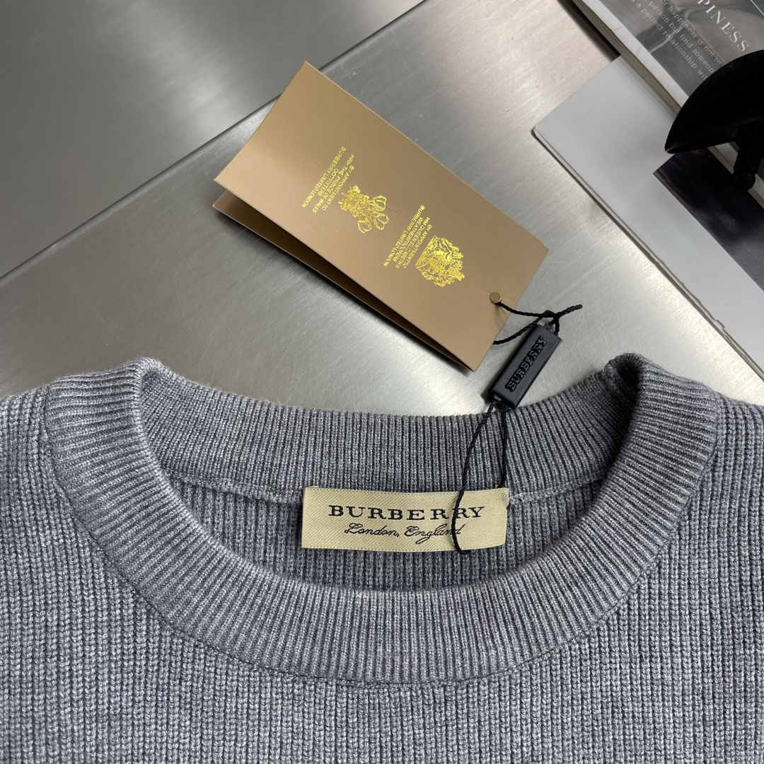 -BBR 2025aw秋冬新款圆领指针衫。采用羊毛混纺针织衫加厚毛衣，精致简洁大方logo点缀设计 没有