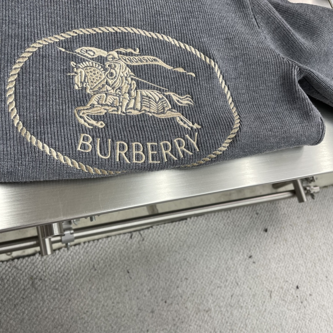 -BBR 2025aw秋冬新款圆领指针衫。采用羊毛混纺针织衫加厚毛衣，精致简洁大方logo点缀设计 没有