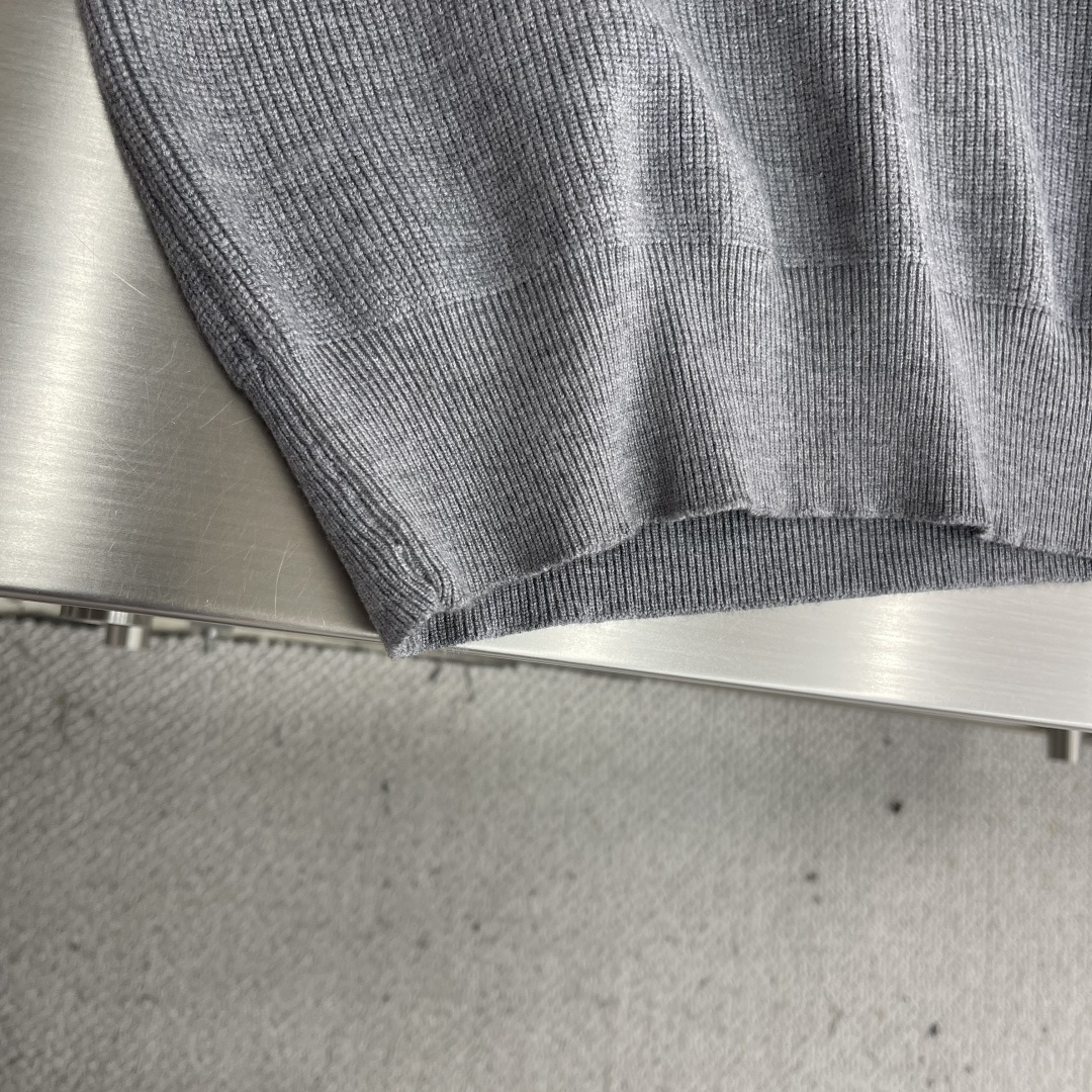 -BBR 2025aw秋冬新款圆领指针衫。采用羊毛混纺针织衫加厚毛衣，精致简洁大方logo点缀设计 没有