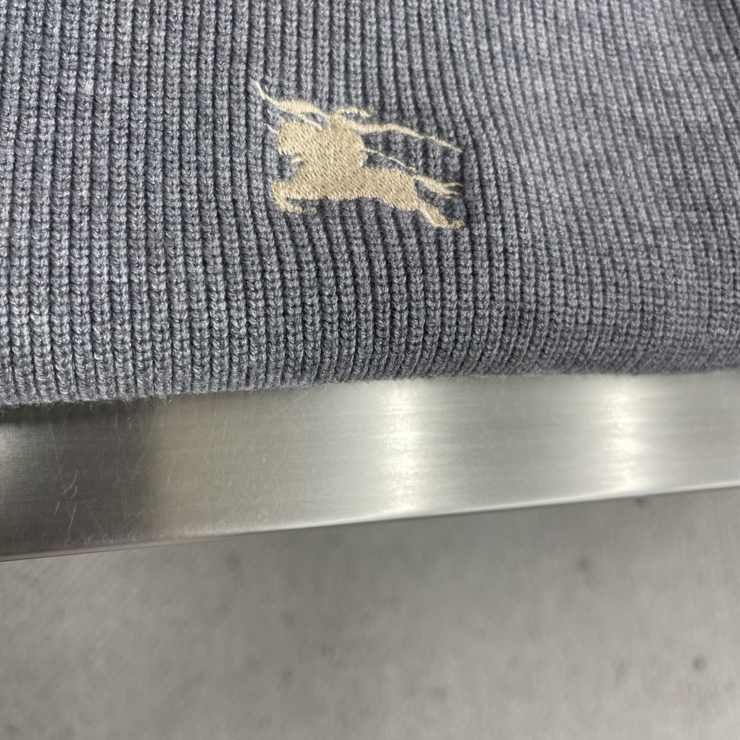 -BBR 2025aw秋冬新款圆领指针衫。采用羊毛混纺针织衫加厚毛衣，精致简洁大方logo点缀设计 没有