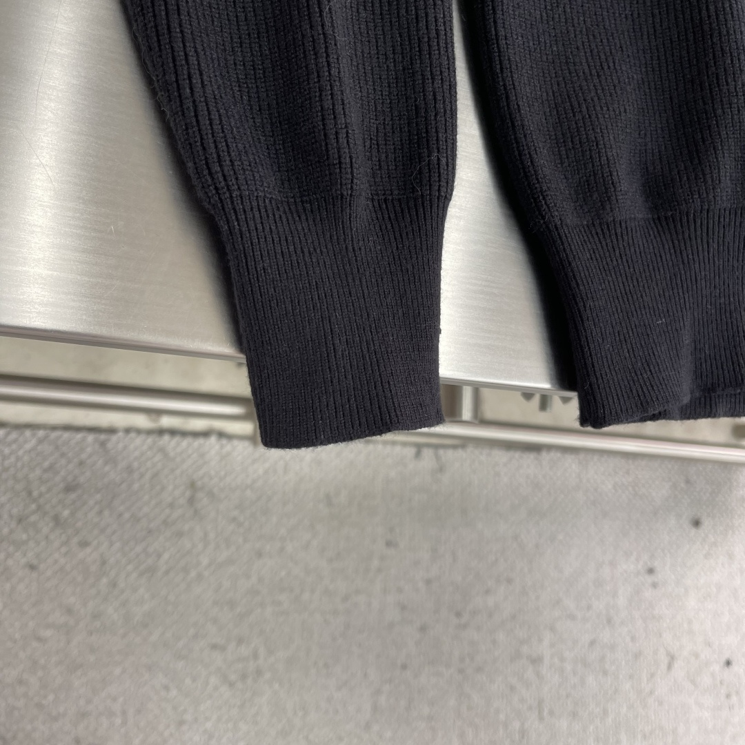 -BBR 2025aw秋冬新款圆领指针衫。采用羊毛混纺针织衫加厚毛衣，精致简洁大方logo点缀设计 没有