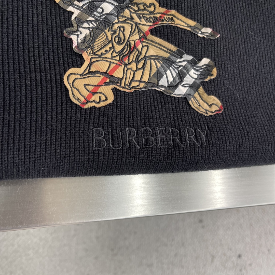 -BBR 2025aw秋冬新款圆领指针衫。采用羊毛混纺针织衫加厚毛衣，精致简洁大方logo点缀设计 没有