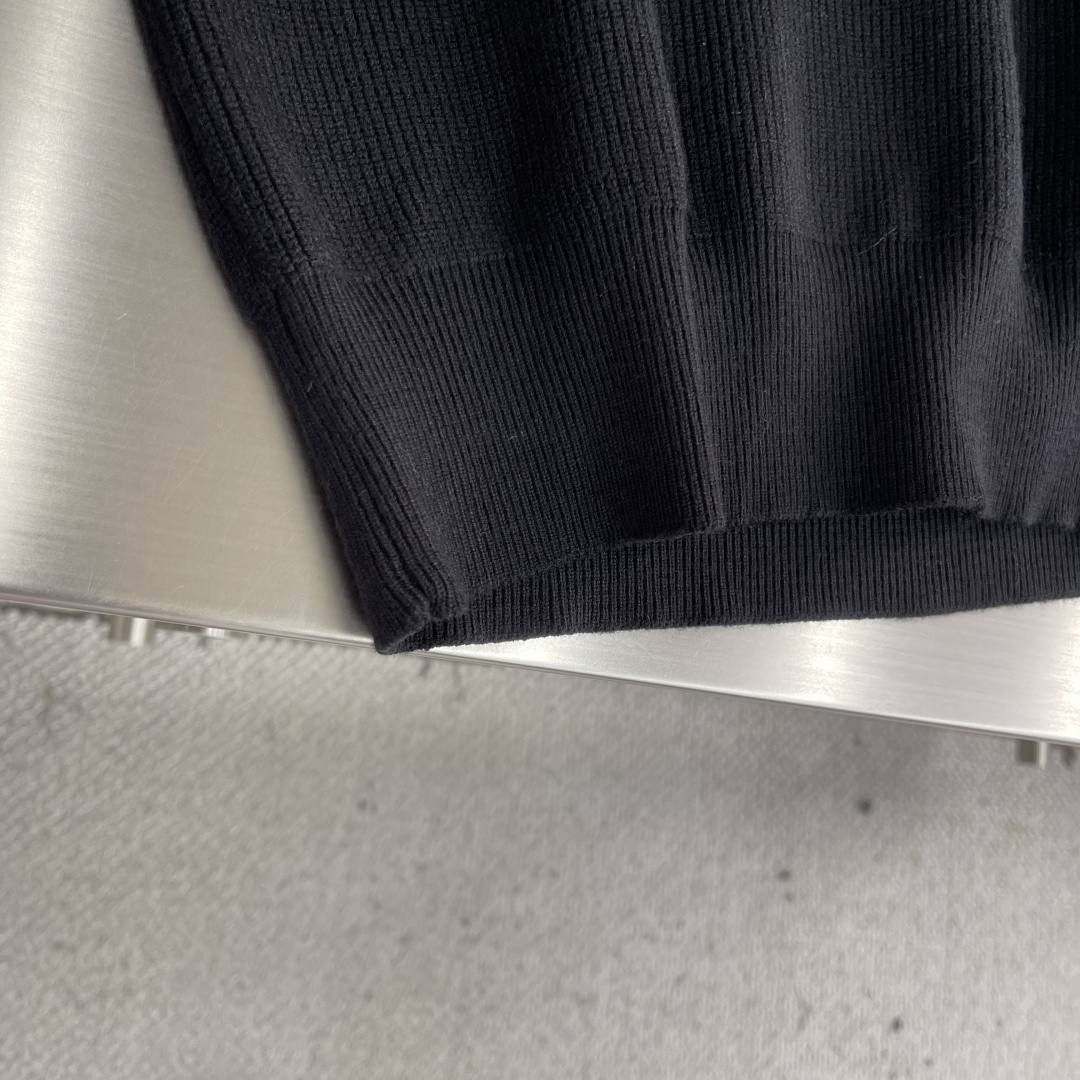 -BBR 2025aw秋冬新款圆领指针衫。采用羊毛混纺针织衫加厚毛衣，精致简洁大方logo点缀设计 没有