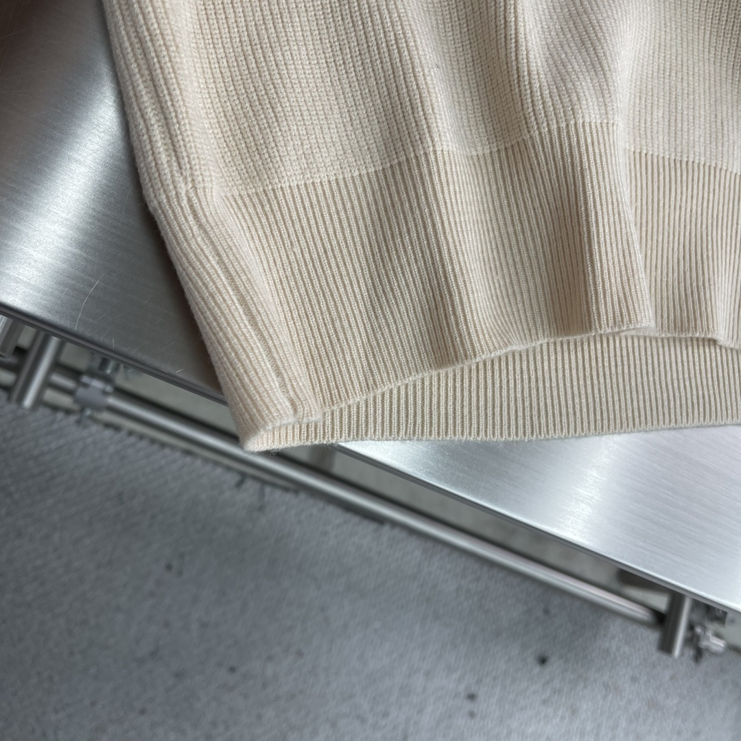 -BBR 2025aw秋冬新款圆领指针衫。采用羊毛混纺针织衫加厚毛衣，精致简洁大方logo点缀设计 没有