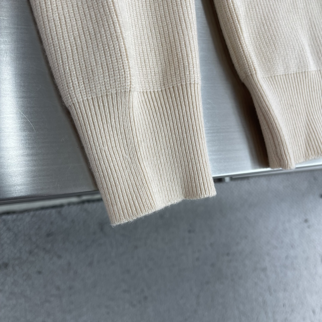 -BBR 2025aw秋冬新款圆领指针衫。采用羊毛混纺针织衫加厚毛衣，精致简洁大方logo点缀设计 没有