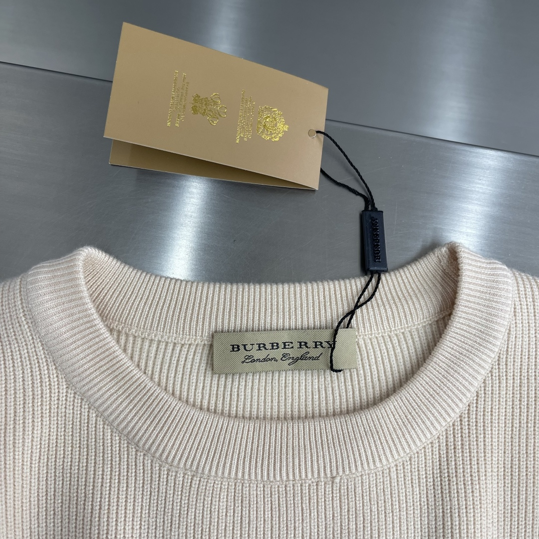 -BBR 2025aw秋冬新款圆领指针衫。采用羊毛混纺针织衫加厚毛衣，精致简洁大方logo点缀设计 没有