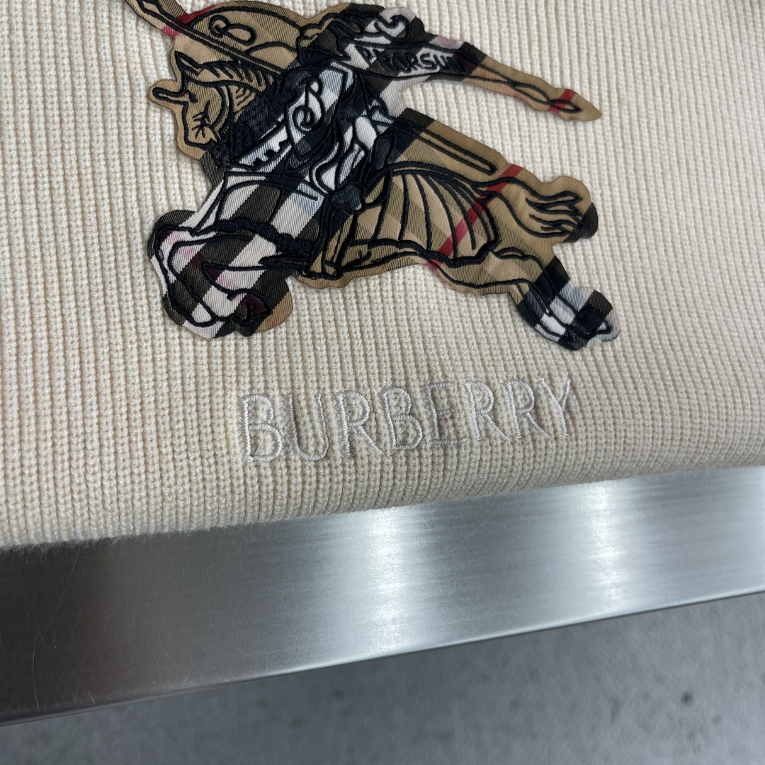 -BBR 2025aw秋冬新款圆领指针衫。采用羊毛混纺针织衫加厚毛衣，精致简洁大方logo点缀设计 没有