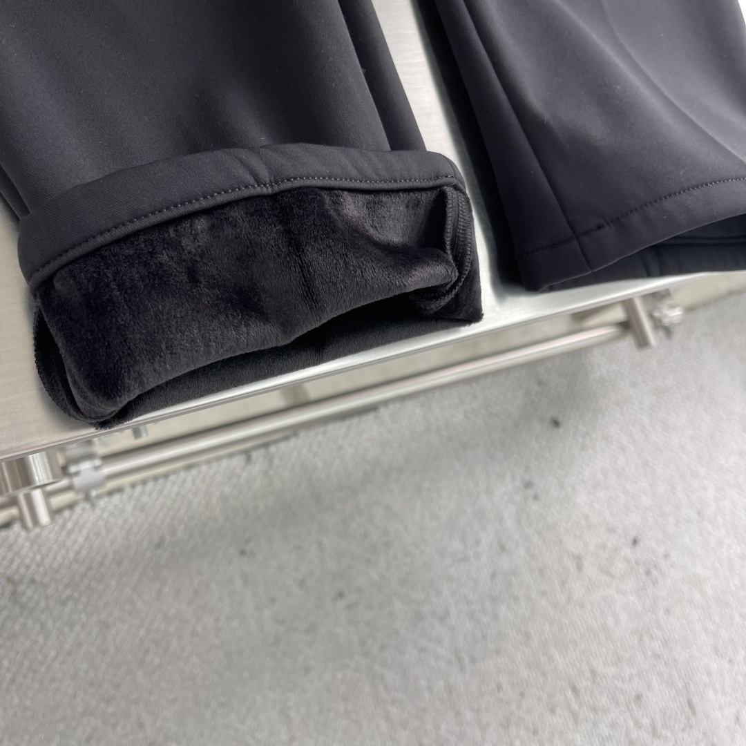 -BC 抽绳复合棉加绒卫衣休闲运动裤松紧腰带的设计，舒适与便捷的完美结合。无需再为挑选合适腰围的裤子而烦